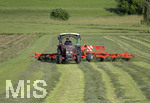 30.06.2020,  Bad Wrishofen im Unterallgu, Ein Landwirt kreiselt das Gras mit dem Zettwender nach dem mhen auf seinem Feld 