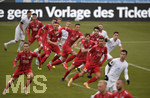28.11.2020, Fussball 3. Liga 2020/2021, 13. Spieltag, TSV 1860 Mnchen - Trk Gc Mnchen, im Grnwalder Stadion Mnchen, Die Spieler von Trk Gc rennen in voller Mannschaftsstrke gegen die Lwenabwehr an.



