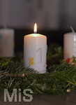 01.12.2020,  Weihnachts-Dekoration in einem Wohnzimmer in Bayern. Auf dem Tisch steht ein Adventskranz, die erste Kerze brennt am ersten Advent.
