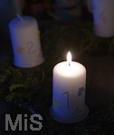 01.12.2020,  Weihnachts-Dekoration in einem Wohnzimmer in Bayern. Auf dem Tisch steht ein Adventskranz, die erste Kerze brennt am ersten Advent.