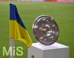 08.05.2022, Fussball 1. Bundesliga 2021/2022, 33. Spieltag, FC Bayern Mnchen - VfB Stuttgart, in der Allianz-Arena Mnchen. Die ukrainische Fahne und die Meisterschale.


