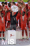 08.05.2022, Fussball 1. Bundesliga 2021/2022, 33. Spieltag, FC Bayern Mnchen - VfB Stuttgart, in der Allianz-Arena Mnchen. Trainer Julian Nagelsmann (FC Bayern Mnchen) stemmt die Schale in die Hhe.


