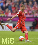 08.05.2022, Fussball 1. Bundesliga 2021/2022, 33. Spieltag, FC Bayern Mnchen - VfB Stuttgart, in der Allianz-Arena Mnchen. Joshua Kimmich (FC Bayern Mnchen) am Ball 


