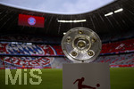 08.05.2022, Fussball 1. Bundesliga 2021/2022, 33. Spieltag, FC Bayern Mnchen - VfB Stuttgart, in der Allianz-Arena Mnchen. Die Meisterschale wird prsentiert und glnzt im Flutlicht. 


