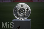 08.05.2022, Fussball 1. Bundesliga 2021/2022, 33. Spieltag, FC Bayern Mnchen - VfB Stuttgart, in der Allianz-Arena Mnchen. Die Meisterschale wird prsentiert und glnzt im Flutlicht. 


