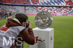 08.05.2022, Fussball 1. Bundesliga 2021/2022, 33. Spieltag, FC Bayern Mnchen - VfB Stuttgart, in der Allianz-Arena Mnchen. Die Meisterschale wird prsentiert, die Fotografen reissen sich um ein Bild davon.


