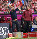 08.05.2022, Fussball 1. Bundesliga 2021/2022, 33. Spieltag, FC Bayern Mnchen - VfB Stuttgart, in der Allianz-Arena Mnchen. li: Sportdirektor Hasan Salihamidzic (Bayern Mnchen) wehrt den Ball ab.


