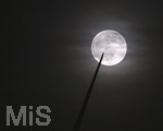 15.05.2022,  Aichach, Vollmond hinter Windkraftanlage, ein Rotorflgel dreht sich vor dem Mond vorbei.