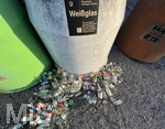 27.01.2021,  Entsorgung von Altglas an einem Wohngebiet in Rammingen (Bayern), der Container fr Weissglas ist voll, der Rest an Flaschen liegt am Boden davor verstreut.
