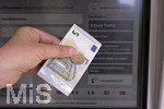 23.05.2022, Bahnreisen : Kunde bezahlt Neun Euro Papier-Ticket der Deutschen Bahn mit Geldschein und Geldmnzen