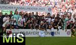 27.05.2023, Fussball 1. Bundesliga 2022/2023, 34.Spieltag, 1.FC Kln - FC Bayern Mnchen, Rhein-Energie-Stadion Kln, Deutscher Fussballmeister 2023 FC Bayern Mcnhen - Dahinter hat sich die gesamte Mannschaft versammelt.

