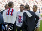 27.05.2023, Fussball 1. Bundesliga 2022/2023, 34.Spieltag, 1.FC Kln - FC Bayern Mnchen, Rhein-Energie-Stadion Kln, Prsident Herbert Hainer (FC Bayern) mit einem Shirt - 11. Meister

