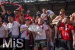 27.05.2023, Fussball 1. Bundesliga 2022/2023, 34.Spieltag, 1.FC Kln - FC Bayern Mnchen, Rhein-Energie-Stadion Kln, FC Bayern feiert nach Schlusspfiff die 11.Meisterschaft in Folge. Die Bayern-Fans in der Kurve haben von Thomas Mller die Meisterschale bekommen.


