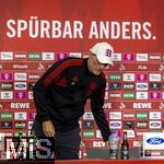 27.05.2023, Fussball 1. Bundesliga 2022/2023, 34.Spieltag, 1.FC Kln - FC Bayern Mnchen, Rhein-Energie-Stadion Kln, Trainer Thomas Tuchel (FC Bayern Mnchen) nachdenklich Pressekonferenz nach dem Spiel. Fr ihn fhlt es sich nun Sprbar anders an nach der Entlassung der Sportlichen Fhrung mit Kahn und Salihamidzic.

