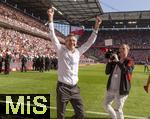 27.05.2023, Fussball 1. Bundesliga 2022/2023, 34.Spieltag, 1.FC Kln - FC Bayern Mnchen, Rhein-Energie-Stadion Kln, FC Bayern ist Deutscher Meister, Prsident Herbert Hainer (FC Bayern) luft jubelnd zu den Fans in die Kurve.


