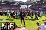 27.05.2023, Fussball 1. Bundesliga 2022/2023, 34.Spieltag, 1.FC Kln - FC Bayern Mnchen, Rhein-Energie-Stadion Kln, FC Bayern ist Deutscher Meister, Mathys Tel (Bayern Mnchen) stemmt die Meisterschale zu den Fans in die Kurve.

