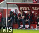 27.05.2023, Fussball 1. Bundesliga 2022/2023, 34.Spieltag, 1.FC Kln - FC Bayern Mnchen, Rhein-Energie-Stadion Kln, li: Trainer Thomas Tuchel (FC Bayern Mnchen) unzufrieden auf der Bank


