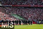 27.05.2023, Fussball 1. Bundesliga 2022/2023, 34.Spieltag, 1.FC Kln - FC Bayern Mnchen, Rhein-Energie-Stadion Kln, Massive Polizei-Prsenz im Stadion auf dem Spielfeld um einen Platzsturm der Klner Fans zu vermeiden.


