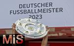 27.05.2023, Fussball 1. Bundesliga 2022/2023, 34.Spieltag, 1.FC Kln - FC Bayern Mnchen, Rhein-Energie-Stadion Kln,  Serge Gnabry (FC Bayern Mnchen) stemmt die Meisterschale 

