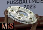 27.05.2023, Fussball 1. Bundesliga 2022/2023, 34.Spieltag, 1.FC Kln - FC Bayern Mnchen, Rhein-Energie-Stadion Kln,  Serge Gnabry (FC Bayern Mnchen) stemmt die Meisterschale 


