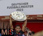 27.05.2023, Fussball 1. Bundesliga 2022/2023, 34.Spieltag, 1.FC Kln - FC Bayern Mnchen, Rhein-Energie-Stadion Kln,  Serge Gnabry (FC Bayern Mnchen) stemmt die Meisterschale 

