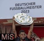 27.05.2023, Fussball 1. Bundesliga 2022/2023, 34.Spieltag, 1.FC Kln - FC Bayern Mnchen, Rhein-Energie-Stadion Kln,  Serge Gnabry (FC Bayern Mnchen) stemmt die Meisterschale 

