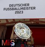 27.05.2023, Fussball 1. Bundesliga 2022/2023, 34.Spieltag, 1.FC Kln - FC Bayern Mnchen, Rhein-Energie-Stadion Kln,  Serge Gnabry (FC Bayern Mnchen) stemmt die Meisterschale 

