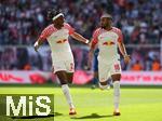 27.05.2023, Fussball 1. Bundesliga 2022/2023, 34. Spieltag, RB Leipzig - FC Schalke 04, in der Red Bull Arena Leipzig. Jubel (L-R) Mohamed Simakan (RB Leipzig) und Torschtze Christopher Nkunku (RB Leipzig) zum Tor zum 2:0


