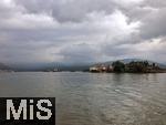 20.06.2020, Lago Maggiore Italien, Ansicht vom Strand in Stresa, mit Blick auf die Insel Isola Borromee mit dem Palazzo Borromeo.