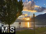 20.06.2020, Lago Maggiore Italien, Ansicht auf den See im Sonnenuntergang bei Tenero (Locarno)