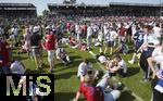 28.05.2023, Fussball 2. Bundesliga 2022/2023, 34.Spieltag, SV Sandhausen - Hamburger SV, im Stadion am Hardtwald Sandhausen.
HSV Fans am Boden zerstrt, hatten zu frh den Platz gestrmt,C

