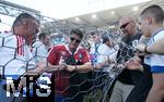 28.05.2023, Fussball 2. Bundesliga 2022/2023, 34.Spieltag, SV Sandhausen - Hamburger SV, im Stadion am Hardtwald Sandhausen. Verfrhter Jubel und  Platzsturm bei den HSV Fans, 


