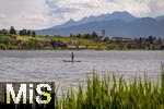 04.05.2023, Hopfensee in Bayern, Der Hopfensee bei Fssen im Allgu,  SUP Stand up Paddler sind wieder auf dem See unterwegs.