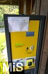 04.05.2023, Hopfensee in Bayern, Der Hopfensee bei Fssen im Allgu, Am neuinstallierten Bezahl-Automat fr die ffentliche Toilette hngt eine Notiz eines verrgerten Besuchers, der die Kaputte Anlage bemngelt:  sauerei, kaputt, Apparat funktioniert nicht, falsche Telefonnummer und Geld wird einkassiert, unmglich!