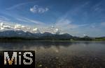 04.05.2023, Hopfensee in Bayern, Der Hopfensee bei Fssen im Allgu,  Blick vom Ufer des herrlichen allguer Sees auf die Allguer Berggipfel.  