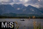 04.05.2023, Hopfensee in Bayern, Der Hopfensee bei Fssen im Allgu,  Blick vom Ufer des herrlichen allguer Sees auf die Allguer Berggipfel. Angler auf ihren Booten beim Fischen.