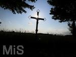 08.06.2023,  Bad Wrishofen, Unterallgu, Sonnenlicht bestrahlt ein Feldkreuz.