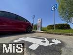 08.06.2023, Bad Wrishofen im Allgu, Ladesule fr E-Autos im Wohngebiet.  Ein Tesla Model 3 ldt gerade seinen Akku voll. Am Boden vom Parkplatz wurde das zugehrige Pictogramm angebracht.