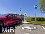 08.06.2023, Bad Wrishofen im Allgu, Ladesule fr E-Autos im Wohngebiet.  Ein Tesla Model 3 ldt gerade seinen Akku voll. Am Boden vom Parkplatz wurde das zugehrige Pictogramm angebracht.