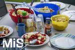 08.06.2023, Grillen auf dem Balkon, die Grillsaucen, Salate und Besteck liegen am Tisch bereit.