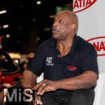 12.04.2024, FIBO-Messe fr Fitness, Wellness und Gesundheit in Kln. Ex-US-Bodybuilder Ronnie Coleman gibt Autogramme am Stand von Panatta
