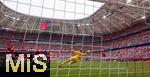 13.04.2024, Fussball 1. Bundesliga 2023/2024, 29.Spieltag, FC Bayern Mnchen - 1.FC Kln, in der Allianz-Arena Mnchen.  Torraumszene. Torwart Marvin Schwbe (Kln) hat den Ball 


