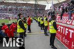 04.05.2024, Fussball 1. Bundesliga 2023/2024, 32.Spieltag, VfB Stuttgart - FC Bayern Mnchen, in der MHP-Arena in Stuttgart.  Security in Doppelreihe vor der Kurve der Stuttgarter Ultras.