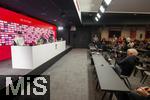 04.05.2024, Fussball 1. Bundesliga 2023/2024, 32.Spieltag, VfB Stuttgart - FC Bayern Mnchen, in der MHP-Arena in Stuttgart.   Pressekonferenz mit Trainer Thomas Tuchel (li, FC Bayern Mnchen) und Trainer Sebastian Hoene (Stuttgart) 