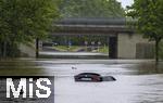 01.06.2024, Bad Wrishofen im Unterallgu, Hochwasser nach andauernden Regenfllen, der Wrthbach hat die Unterfhrung der Autobahn A96 zum Skylinepark bei Kirchdorf berschwemmt. Ein Wagen ist steckengeblieben in den Fluten. Eine Ente schwimmt dahinter als wre nichts gewesen.