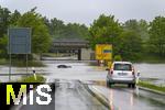 01.06.2024, Bad Wrishofen im Unterallgu, Hochwasser nach andauernden Regenfllen, der Wrthbach hat die Unterfhrung der Autobahn A96 zum Skylinepark bei Kirchdorf berschwemmt. Ein Wagen ist steckengeblieben in den Fluten.