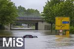 01.06.2024, Bad Wrishofen im Unterallgu, Hochwasser nach andauernden Regenfllen, der Wrthbach hat die Unterfhrung der Autobahn A96 zum Skylinepark bei Kirchdorf berschwemmt. Ein Wagen ist steckengeblieben in den Fluten. 