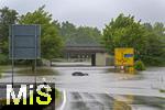 01.06.2024, Bad Wrishofen im Unterallgu, Hochwasser nach andauernden Regenfllen, der Wrthbach hat die Unterfhrung der Autobahn A96 zum Skylinepark bei Kirchdorf berschwemmt. Ein Wagen ist steckengeblieben in den Fluten.