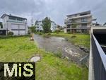 01.06.2024, Bad Wrishofen im Unterallgu, Hochwasser nach andauernden Regenfllen, Der Wrthbach bei der Neubausiedlung im Sden fhrt extrem viel Wasser an den Wohnungen vorbei.