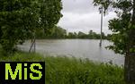 01.06.2024, Bad Wrishofen im Unterallgu, Hochwasser nach andauernden Regenfllen, der Wrthbach hat die den Sportplatz von Kirchdorf berschwemmt.  